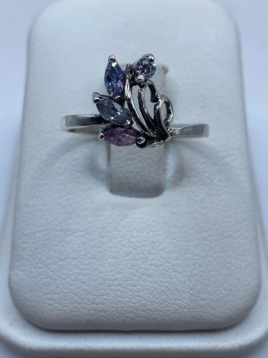 Anillo de plata con circonias multicolor facetadas en mano de mujer