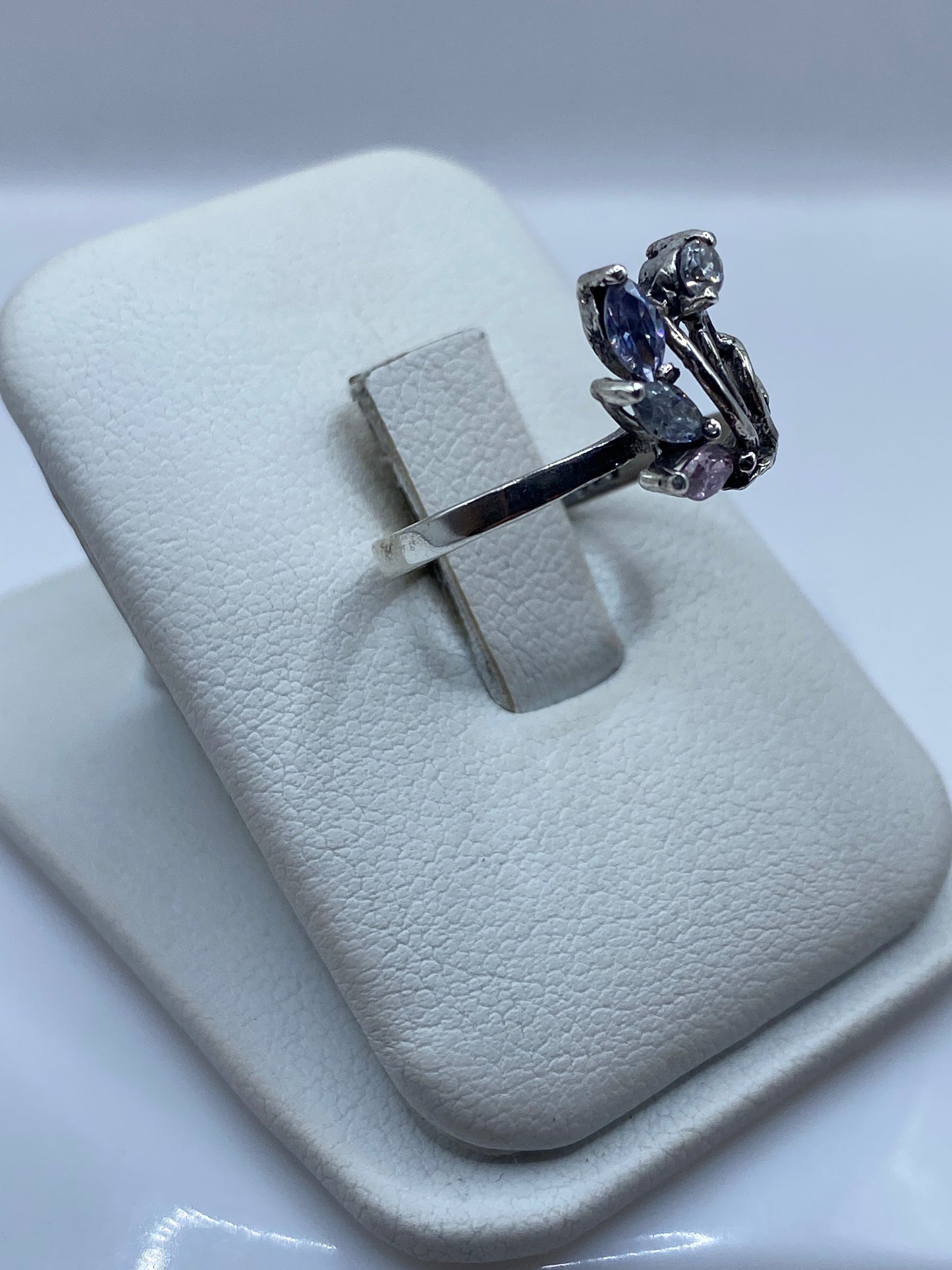 Detalle de engastes de circonia azul, gris y púrpura en plata .925