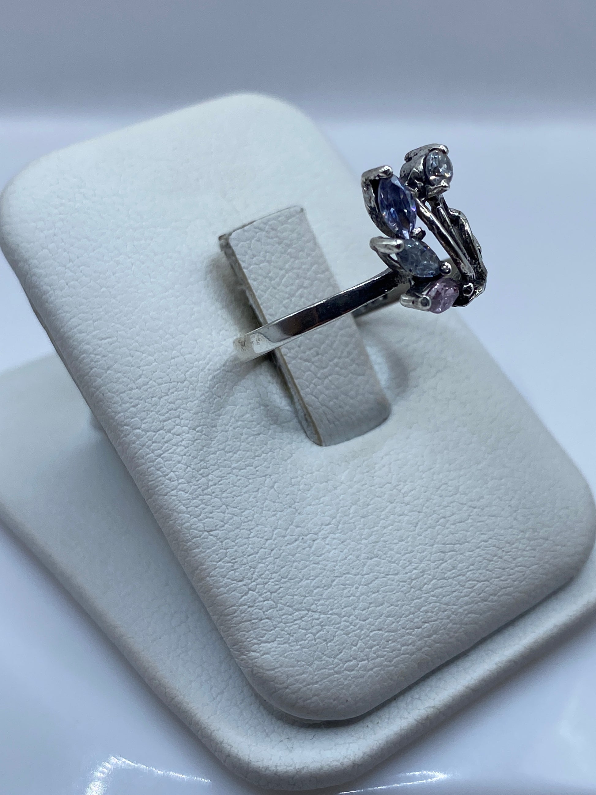 Detalle de engastes de circonia azul, gris y púrpura en plata .925
