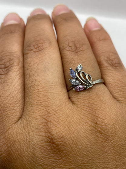 Anillo sobre fondo blanco con brillo multicolor de las piedras facetadas