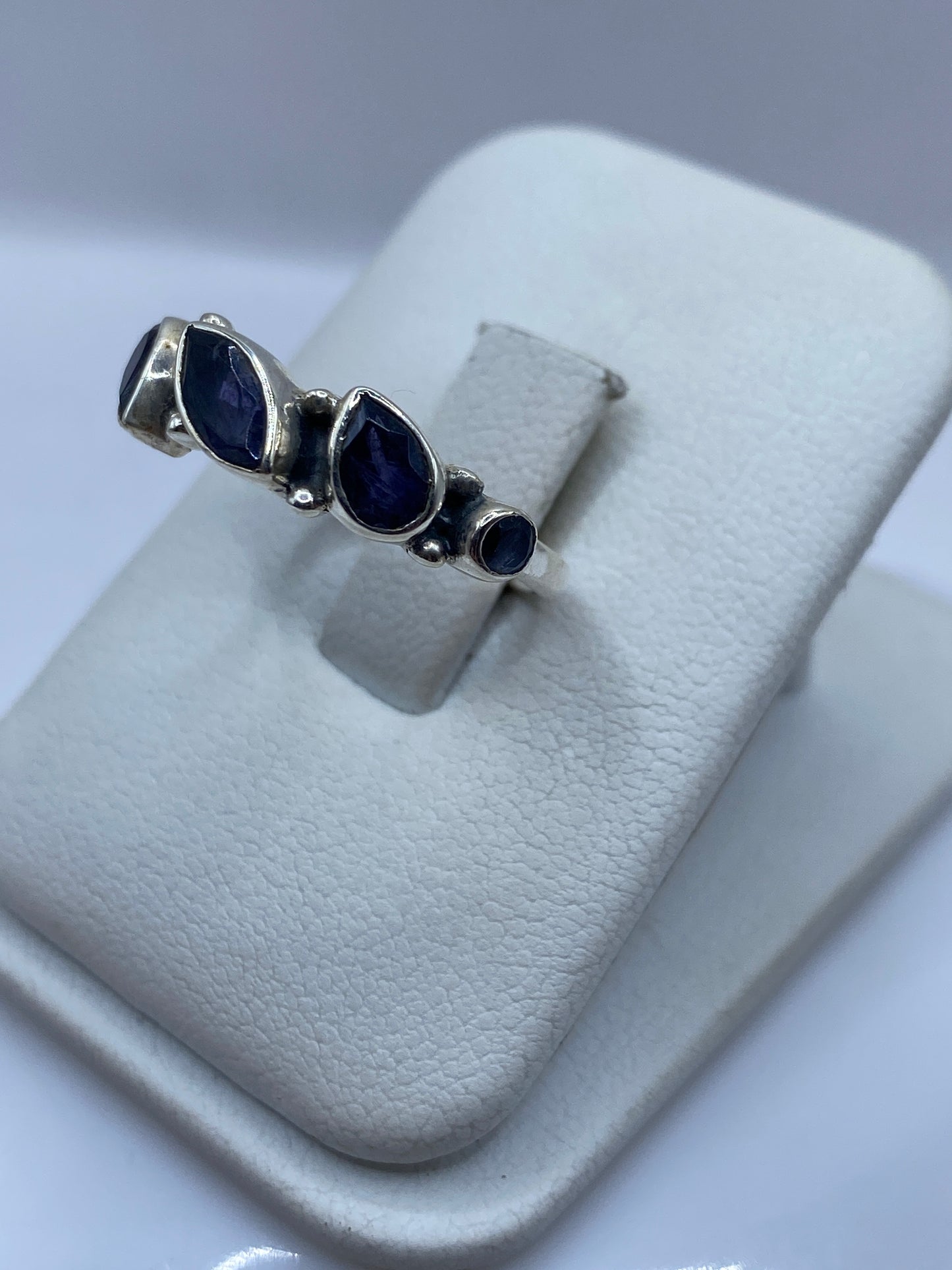 Vista frontal del anillo minimalista con banda pulida en plata .925