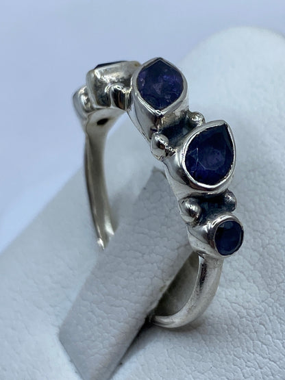 Detalle del engaste de circonia azul en plata de Taxco