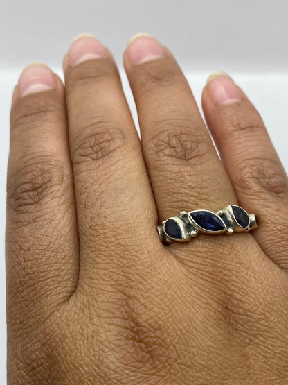 Anillo solitario sobre fondo blanco mostrando el sello .925 MEXICO