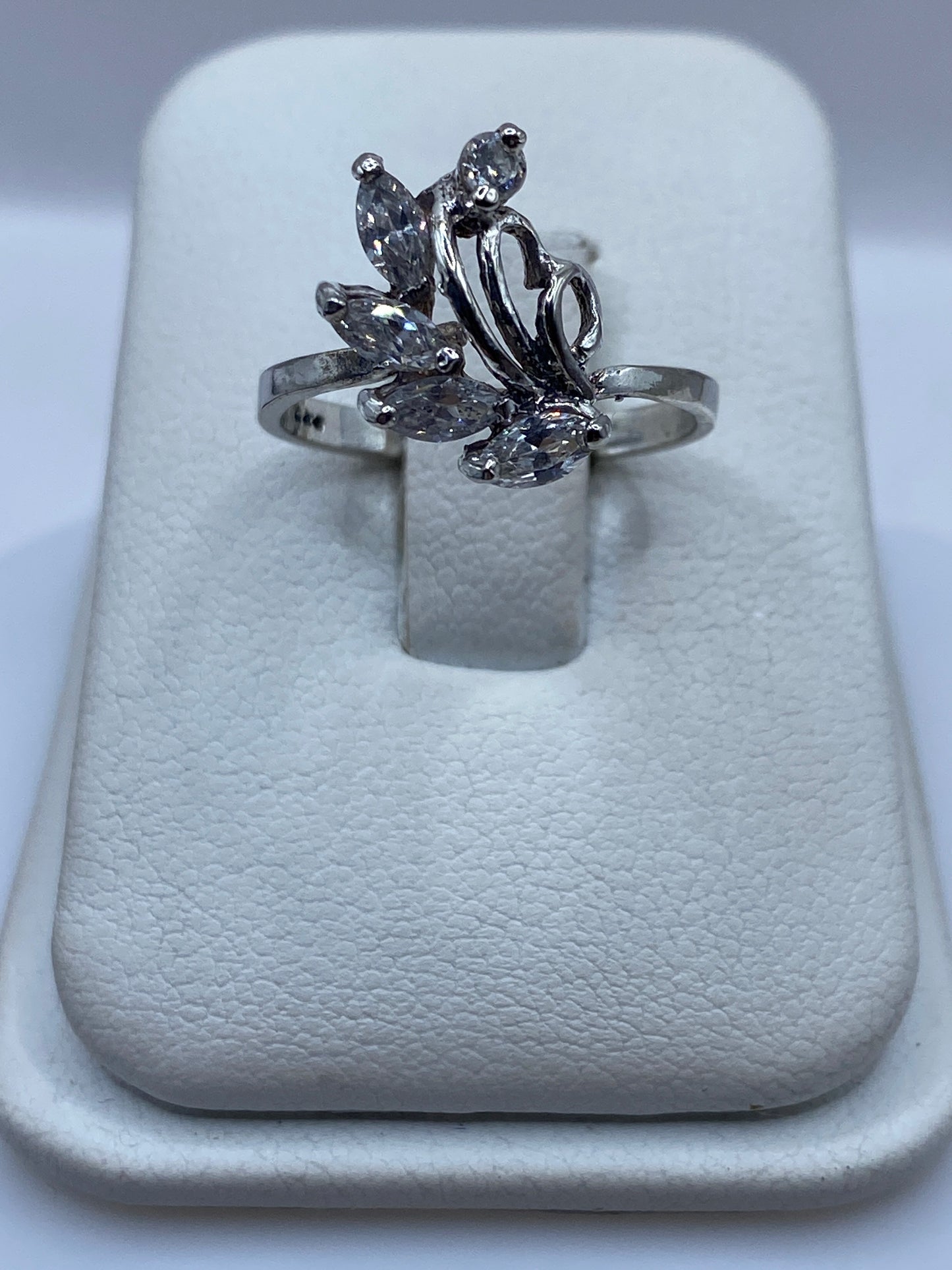 Anillo solitario de plata con circonia blanca facetada en la mano