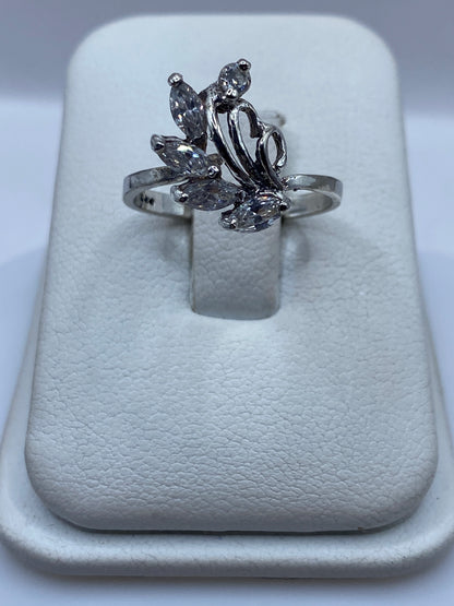 Anillo solitario de plata con circonia blanca facetada en la mano