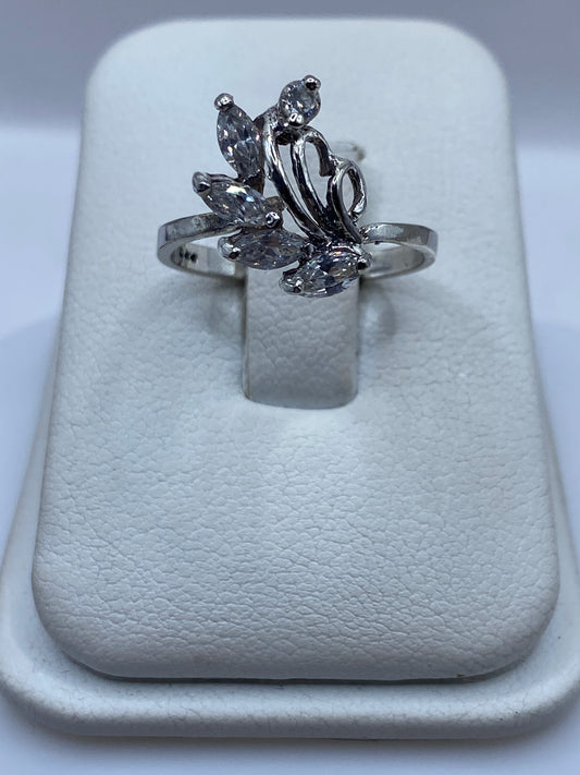Anillo solitario de plata con circonia blanca facetada en la mano