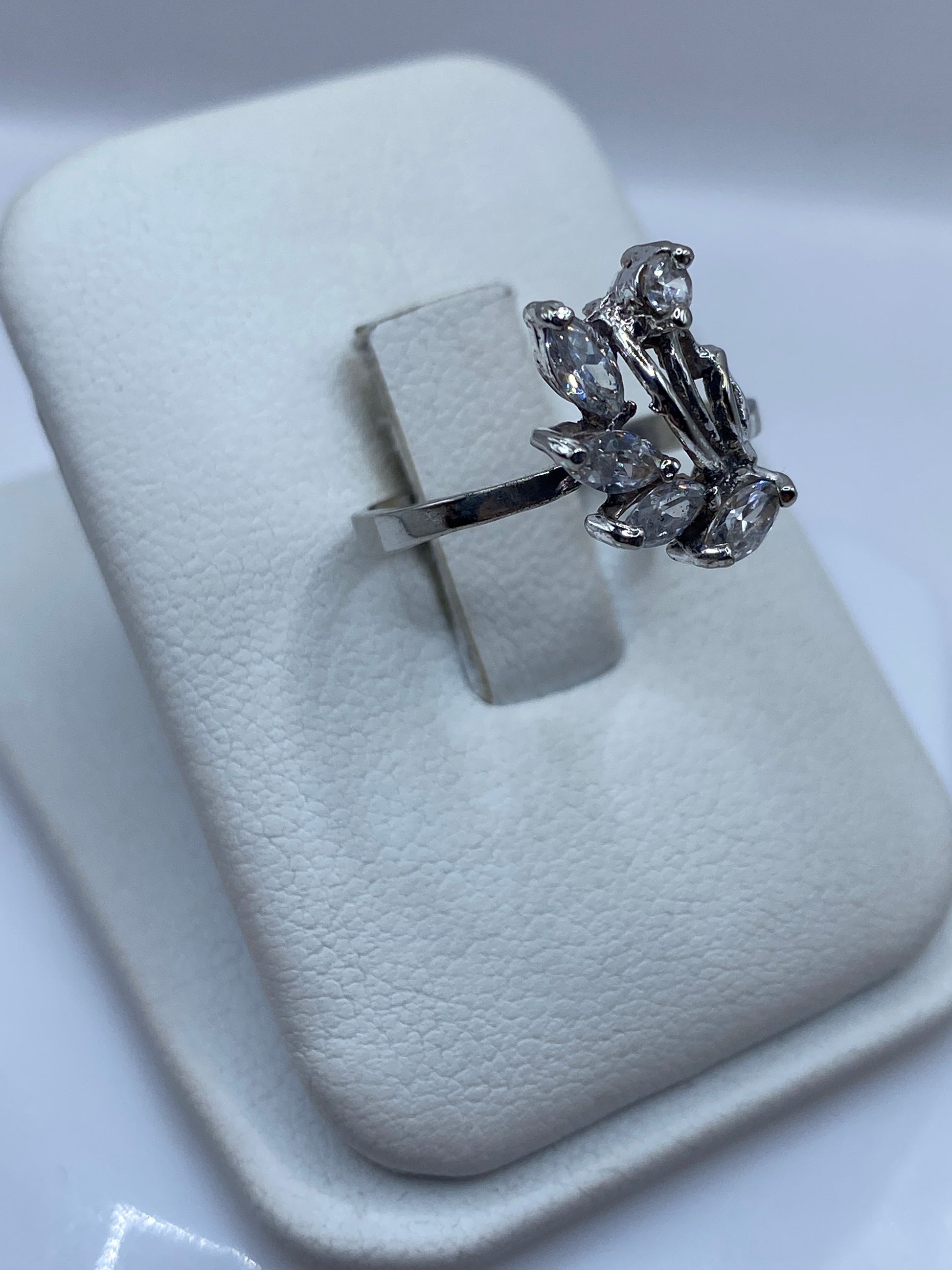Vista frontal del anillo elegante mostrando el brillo de la circonia
