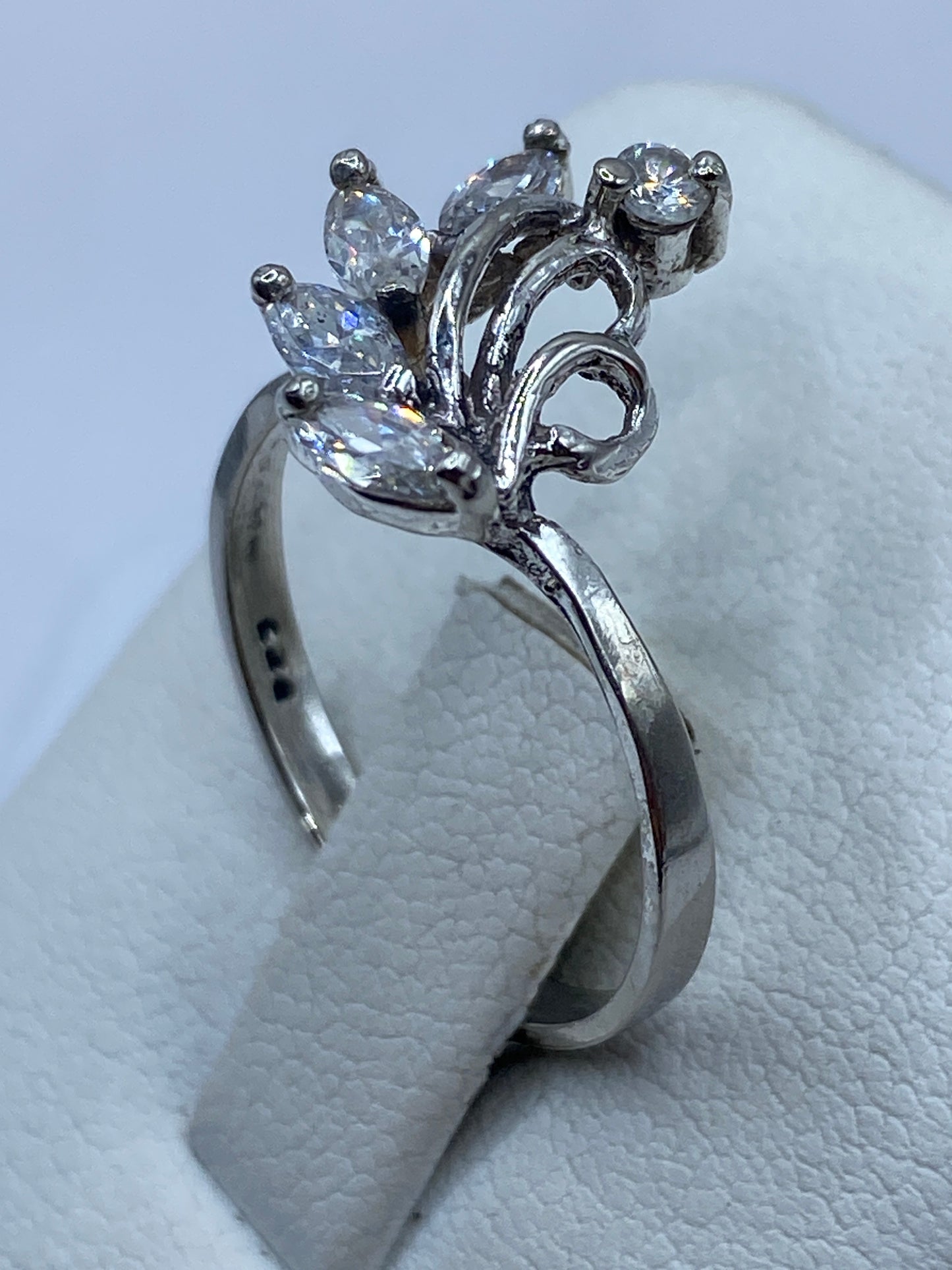 Detalle lateral del anillo de plata .925 con sello MEXICO