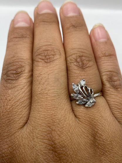Anillo solitario sobre fondo blanco resaltando el diseño minimalista