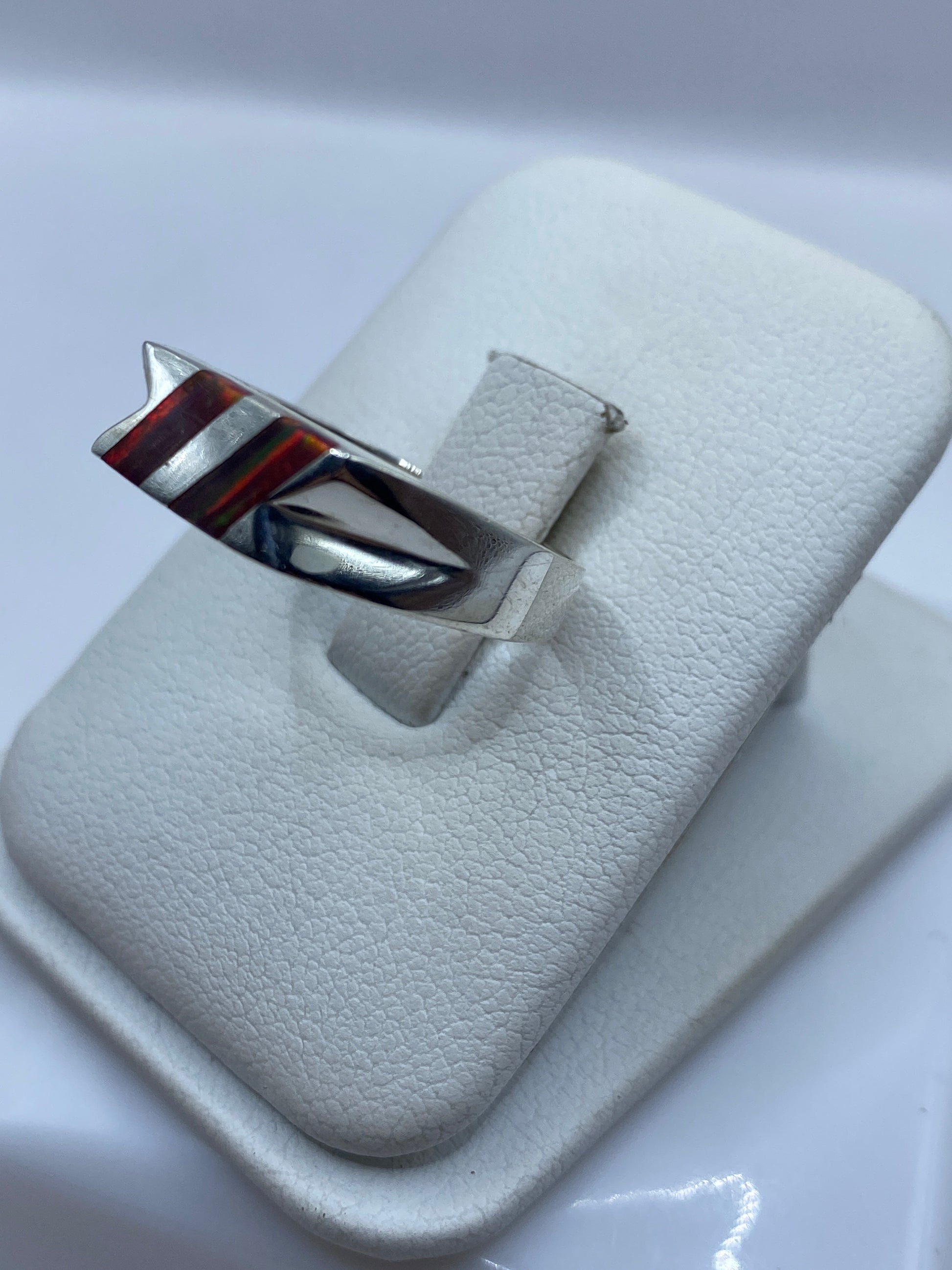 Vista lateral del anillo unisex de plata y ópalo sobre fondo blanco