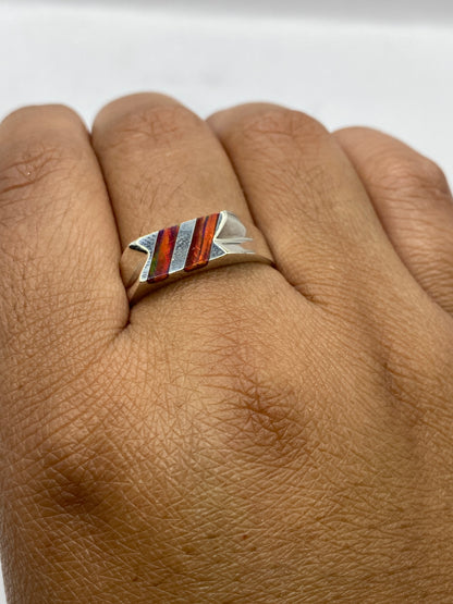 Anillo de plata en mano mostrando el frente del ópalo multicolor con luz natural