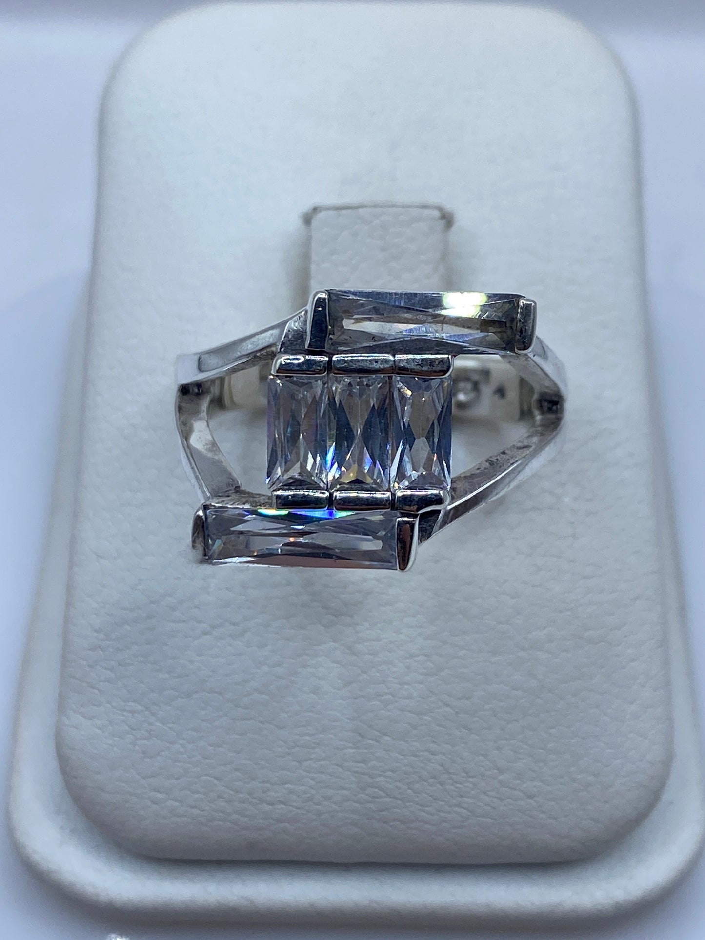 Anillo de plata con circonias cristalinas en estructura geométrica moderna, vista frontal
