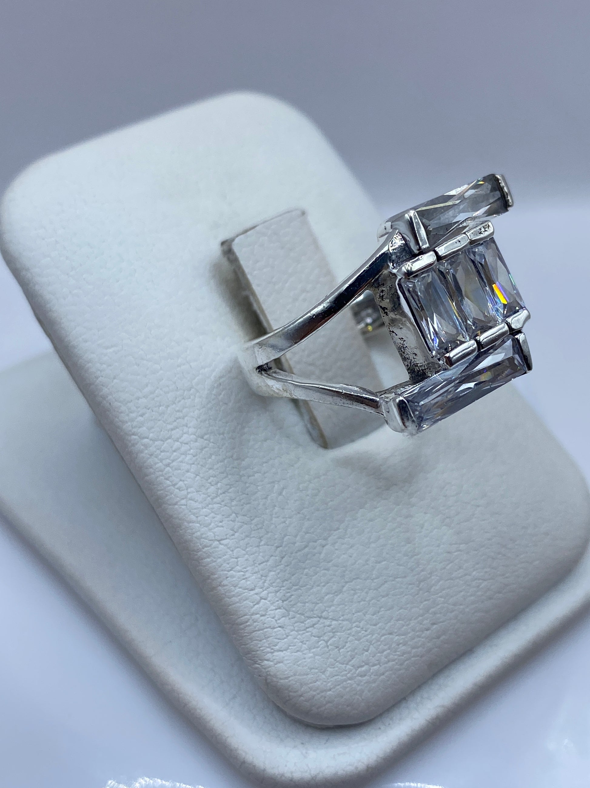Anillo plata circonia cristalina puesto en mano, mostrando brillo y fuego del engaste