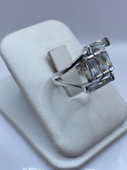 Anillo plata circonia cristalina puesto en mano, mostrando brillo y fuego del engaste