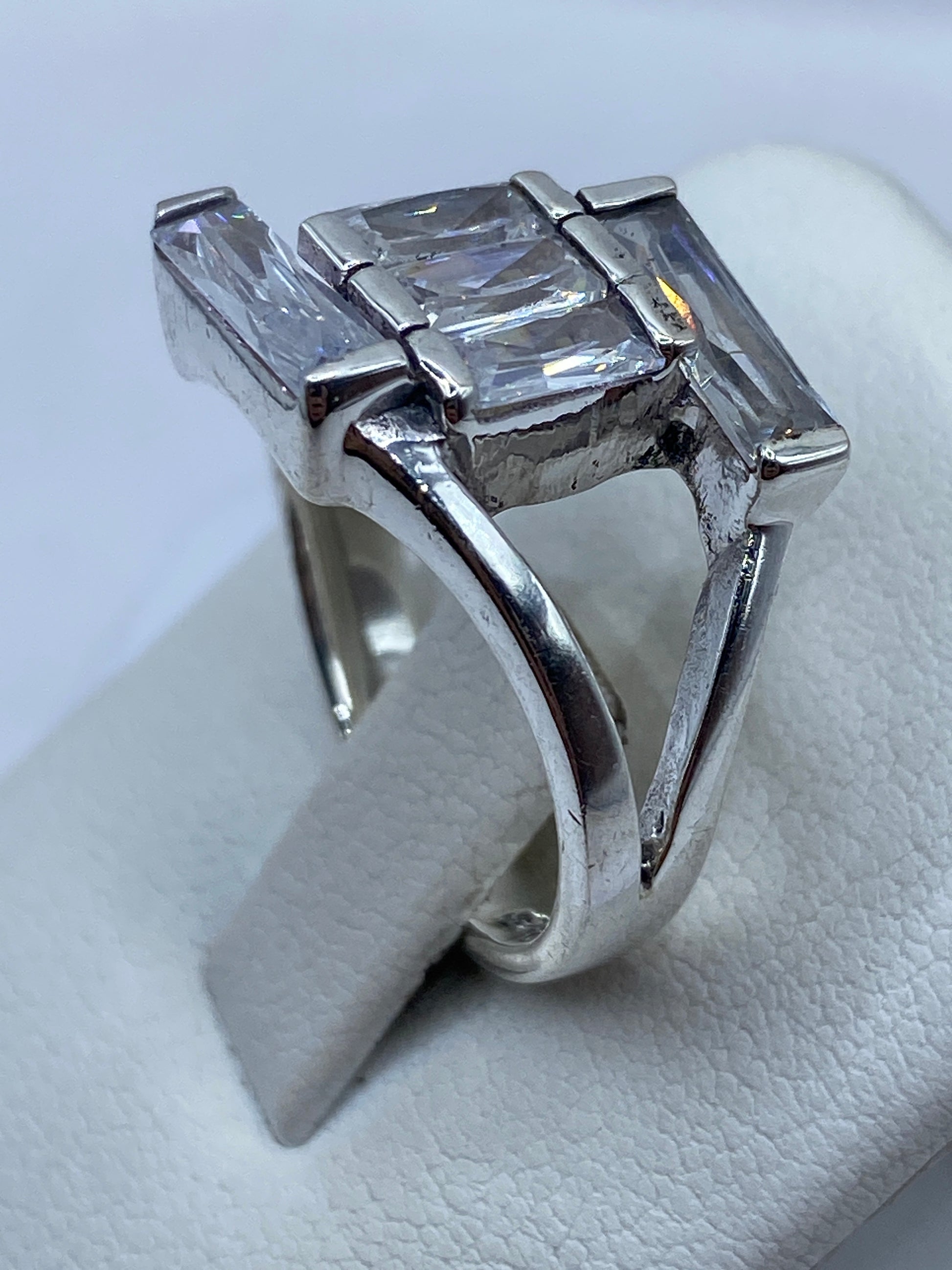 Detalle lateral del anillo arquitectónico en plata .925 con circonia
