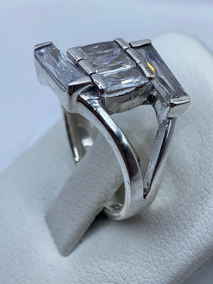Detalle lateral del anillo arquitectónico en plata .925 con circonia