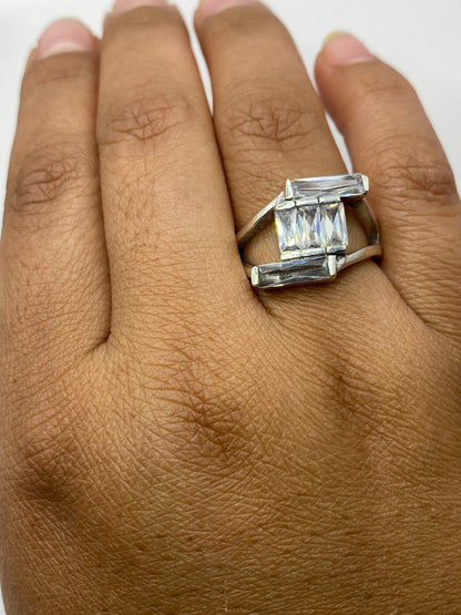 Anillo sobre fondo blanco mostrando sello 925 y diseño completo