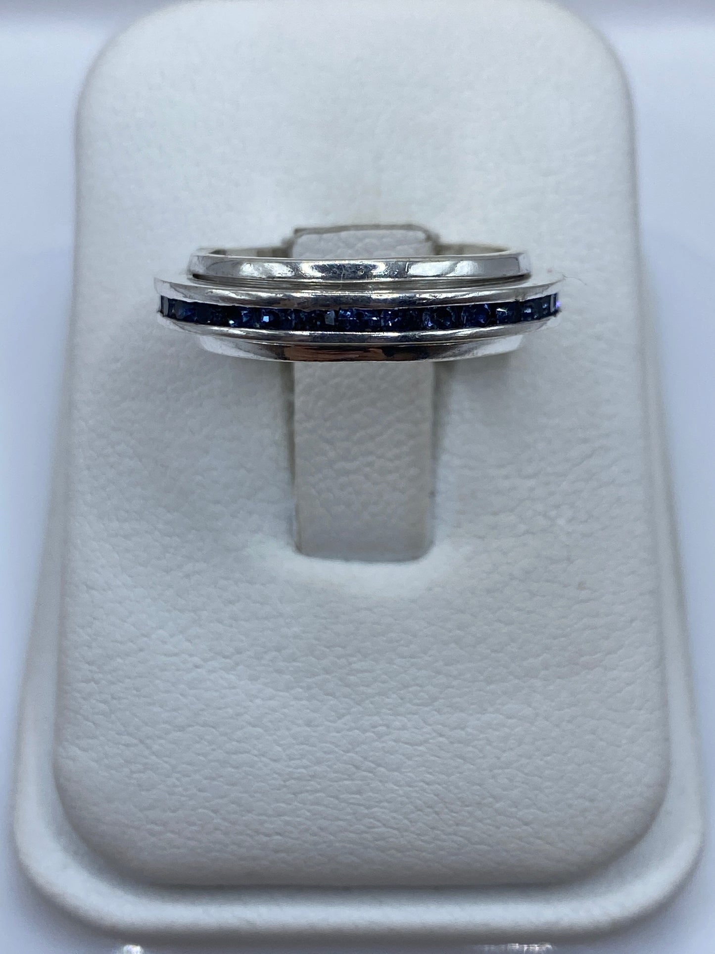 Anillo de plata solitario con circonia azul sobre estuche blanco