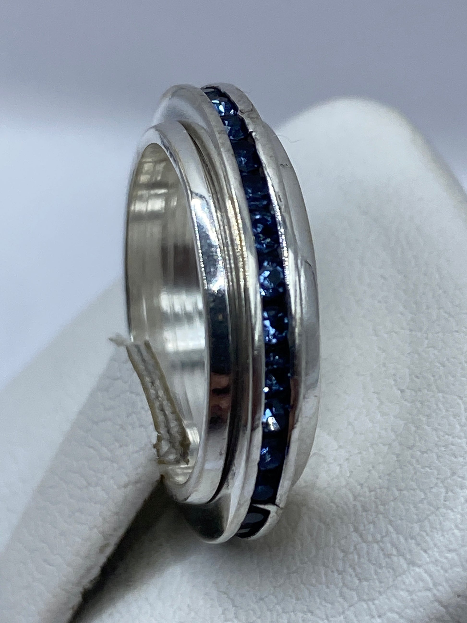 Detalle de la circonia azul engastada en plata pulida