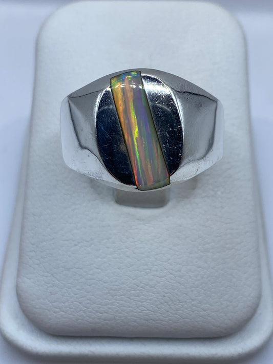 Anillo masivo de plata .925 con ópalo de fuego multicolor, talla 10, visto desde arriba