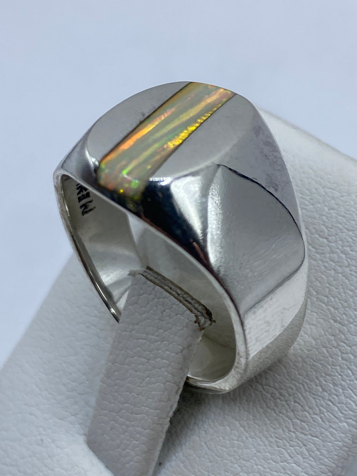 Anillo en la mano de un hombre adulto, resaltando el tamaño y presencia de la pieza