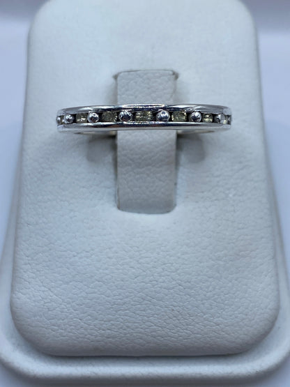 Anillo de plata eslabón con circonia amarilla en la mano de una mujer