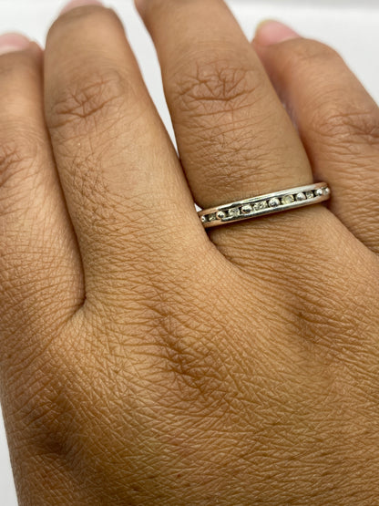 Anillo eslabón sobre fondo neutro mostrando el sello .925 grabado