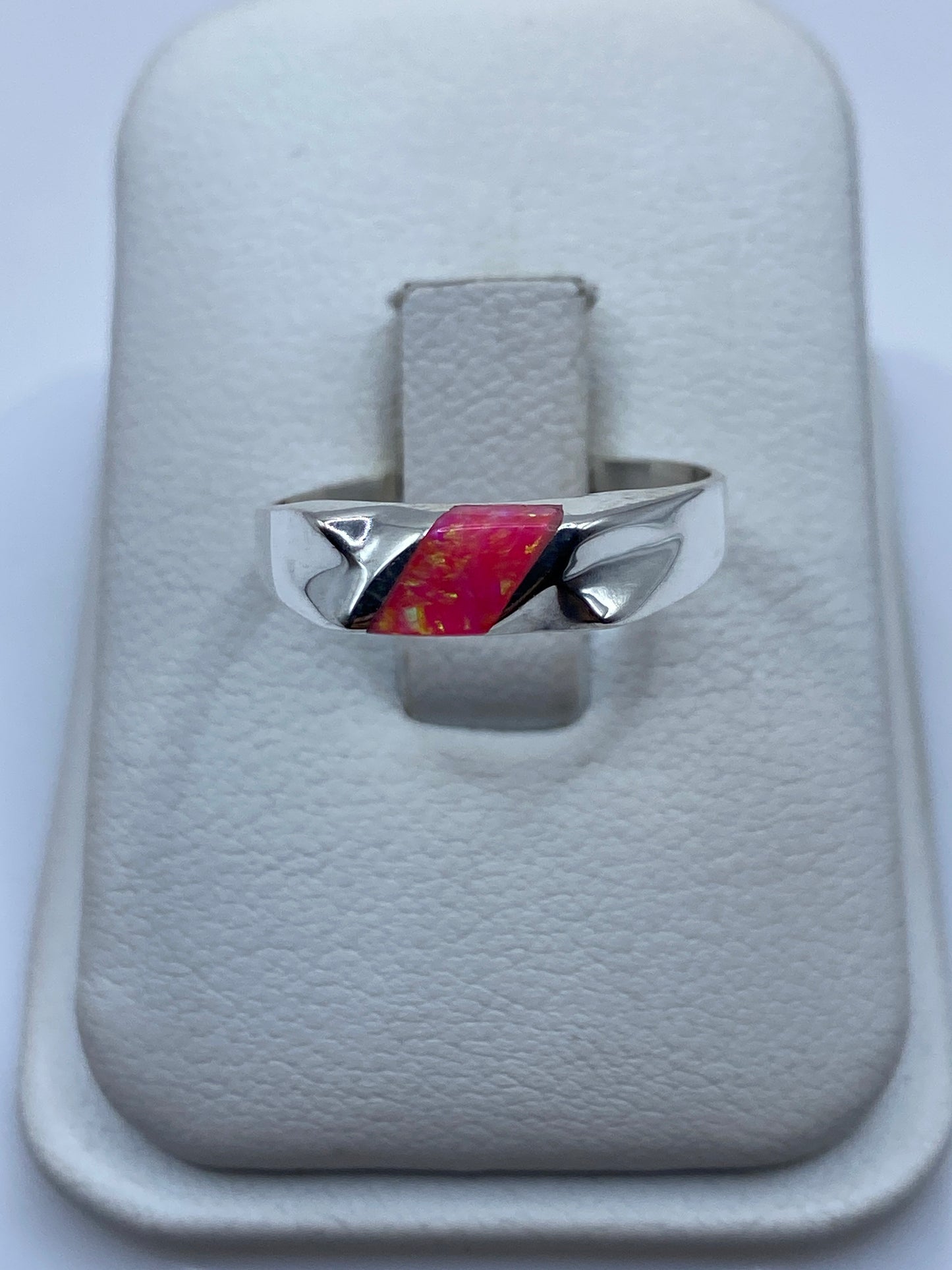 Anillo de plata con ópalo de Fuego rosa en tono oscuro en soporte blanco