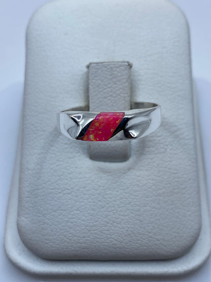 Anillo de plata con ópalo de Fuego rosa en tono oscuro en soporte blanco