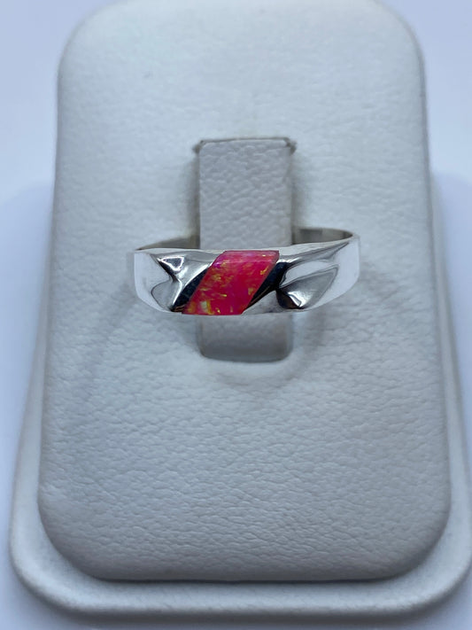 Anillo de plata con ópalo de Fuego rosa en tono oscuro en soporte blanco