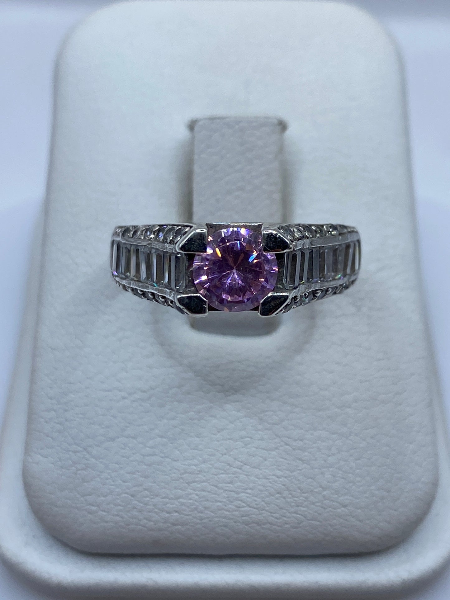 Anillo solitario de plata con circonia rosa en caja de presentación blanca