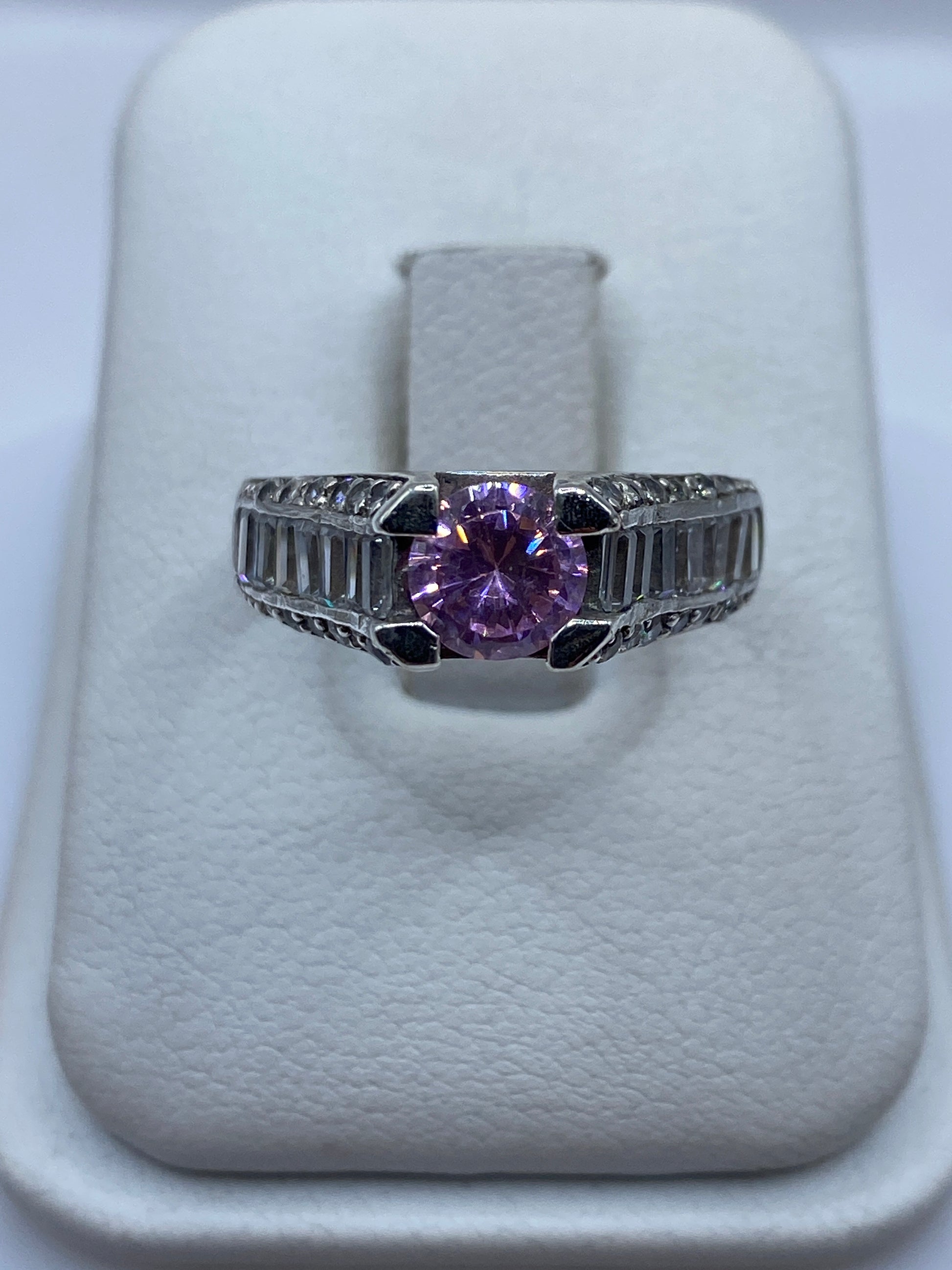 Anillo solitario de plata con circonia rosa en caja de presentación blanca