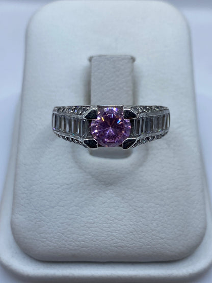 Anillo solitario de plata con circonia rosa en caja de presentación blanca