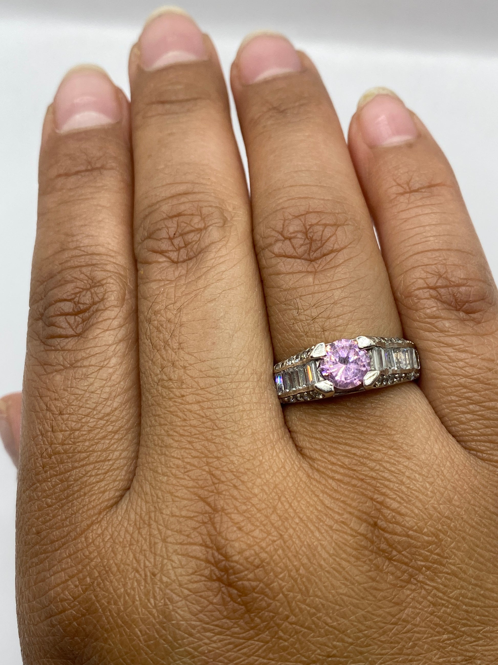 Anillo en dedo de mujer mostrando el tamaño y brillo de la circonia rosa