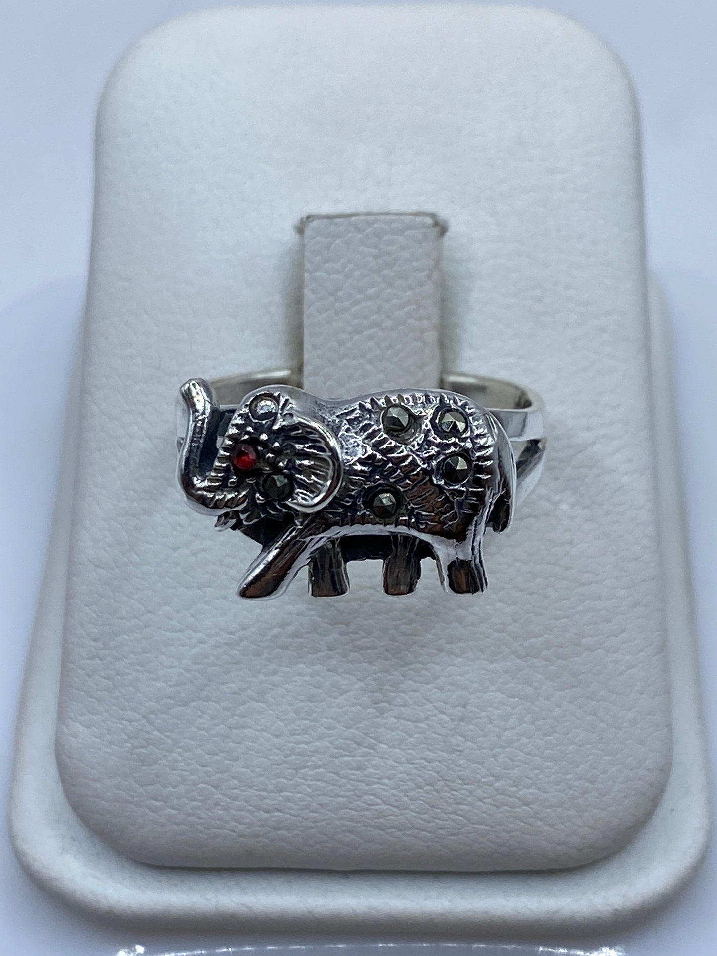 Anillo de plata con elefante étnico y piedra natural, vista frontal