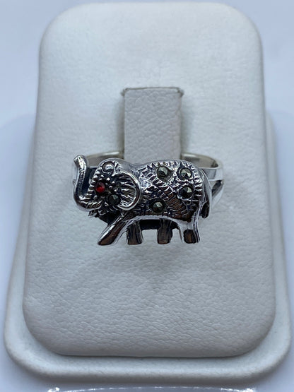 Anillo de plata con elefante étnico y piedra natural, vista frontal