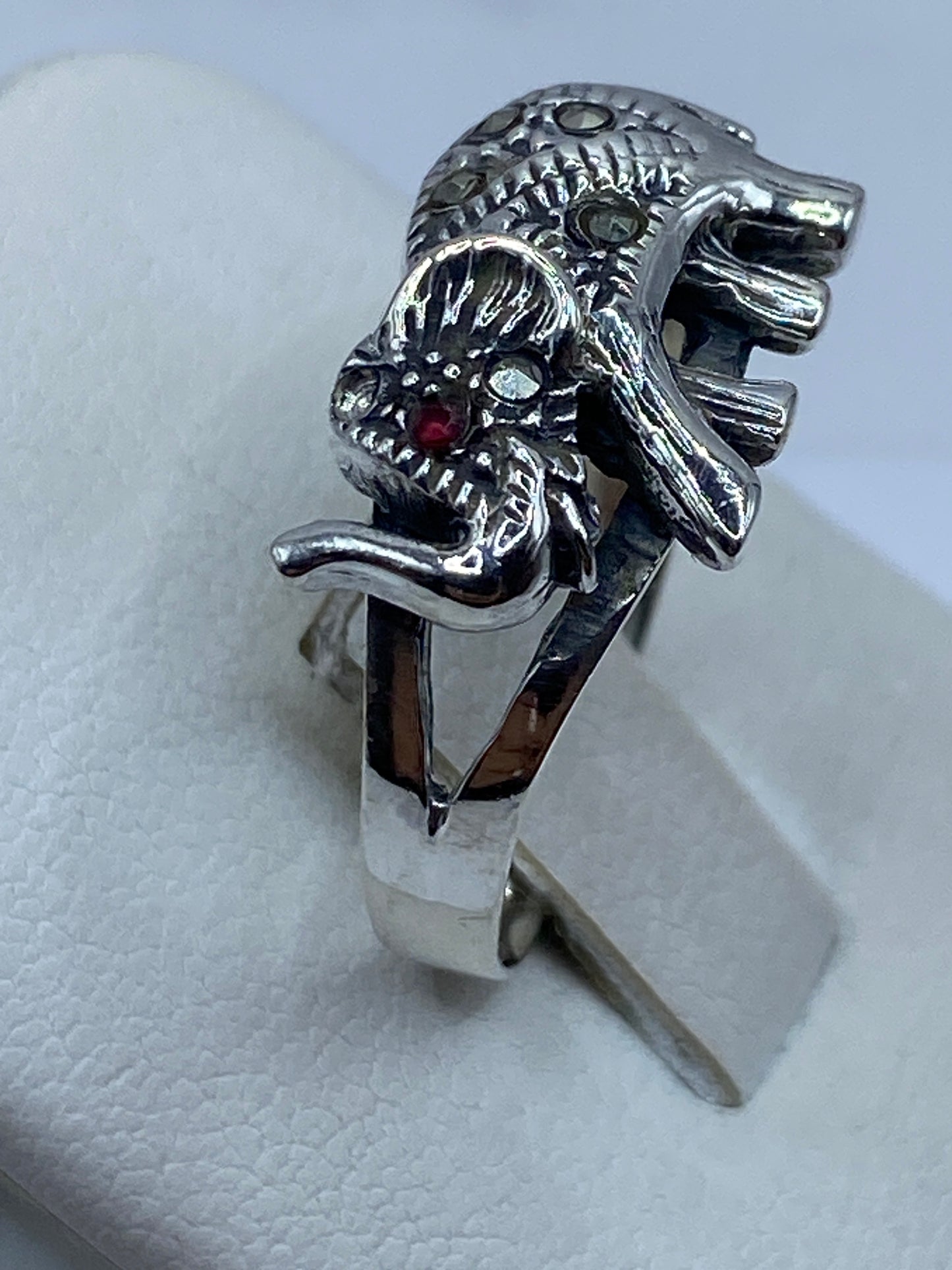 Anillo de plata .925 con elefante en la mano, mostrando el tamaño y presencia