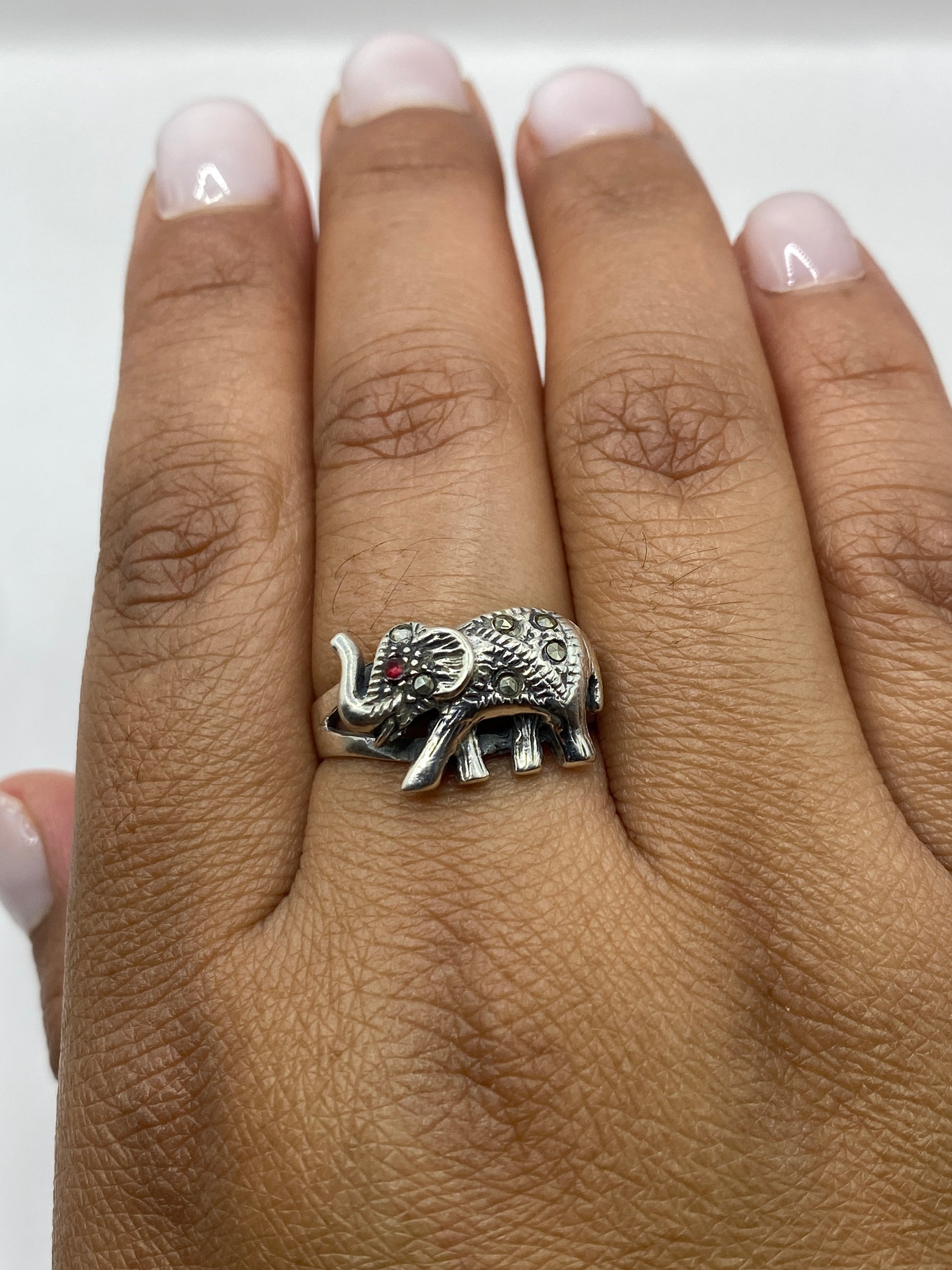 Sello 925 MEXICO visible en la banda interior del anillo elefante