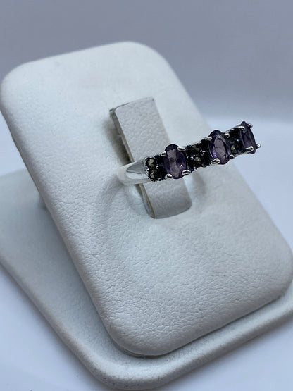 Vista frontal del anillo minimal con piedra morada brillante