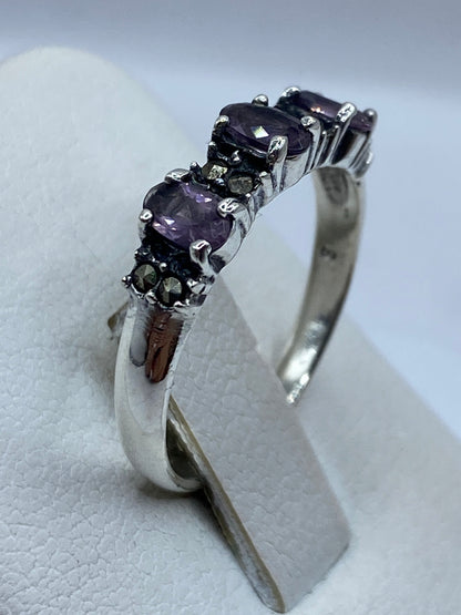 Detalle lateral del anillo mostrando facetas de circonia morada