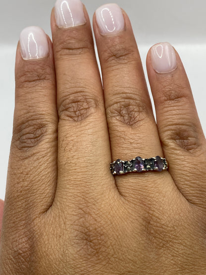 Anillo en plata .925 sobre fondo gris, sello de Taxco visible
