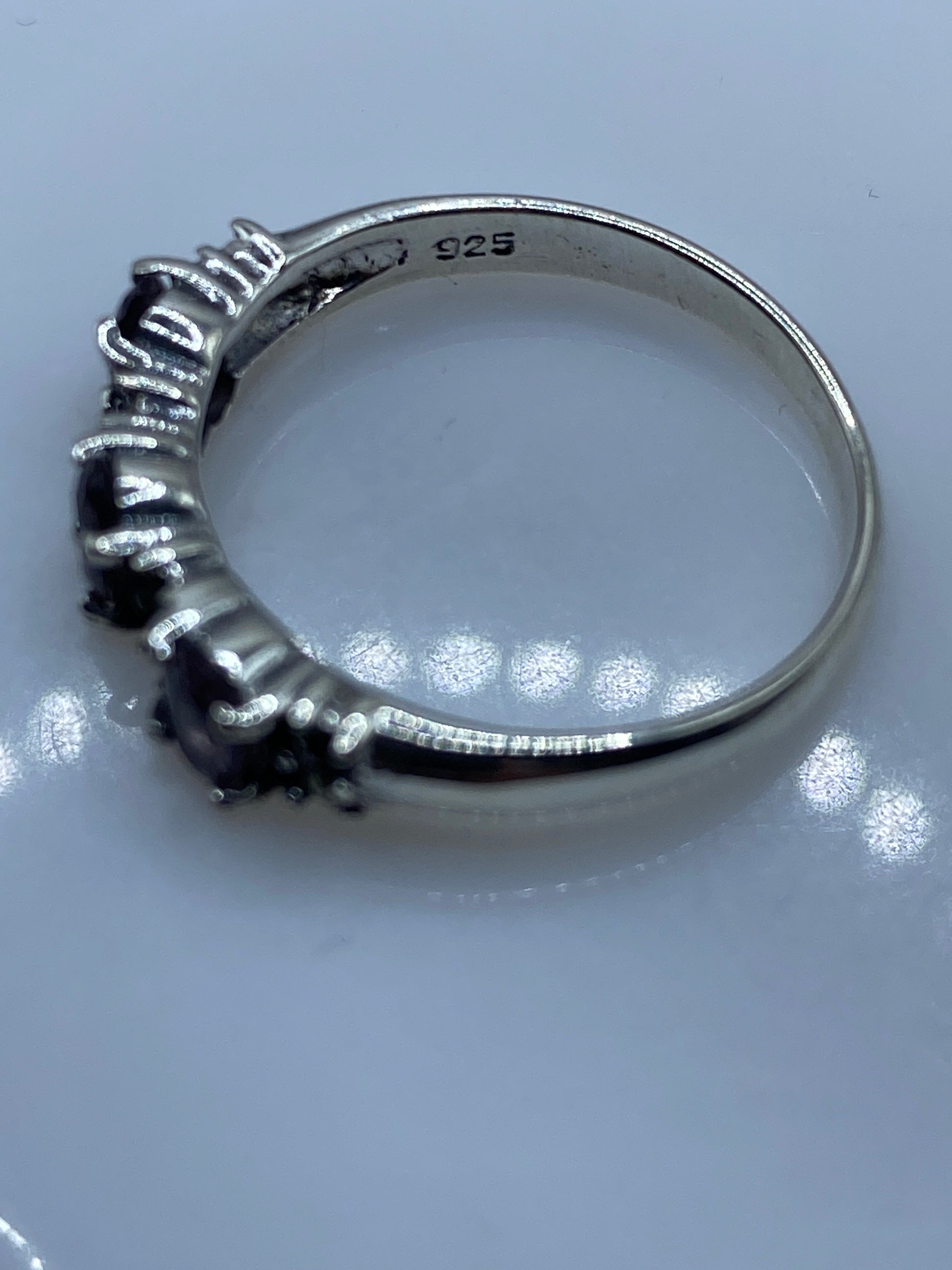 Anillo de Plata Circonia Morada Facetada — Elegancia Minimal — foto 5