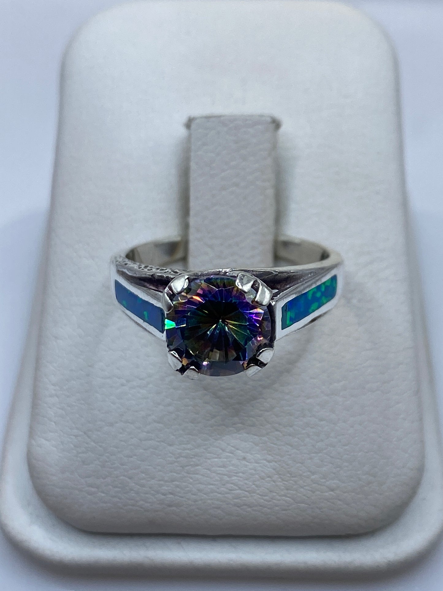 Anillo de plata .950 con ópalo de fuego azul engastado a mano, frente delantero