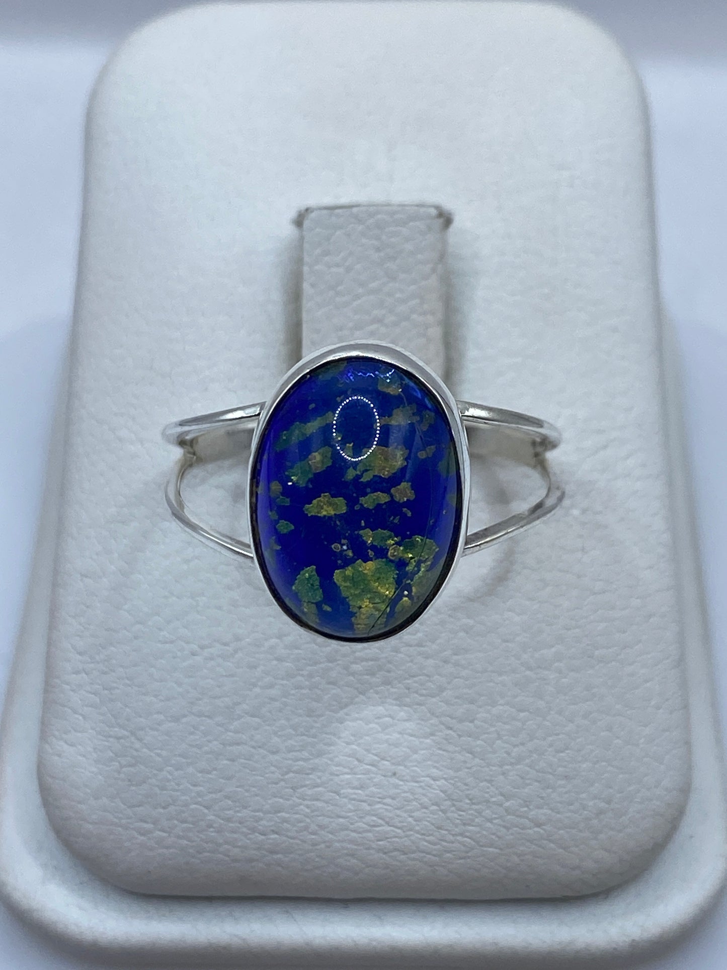 Anillo de plata .950 con lapislázuli azul y vetas de pirita en estuche blanco
