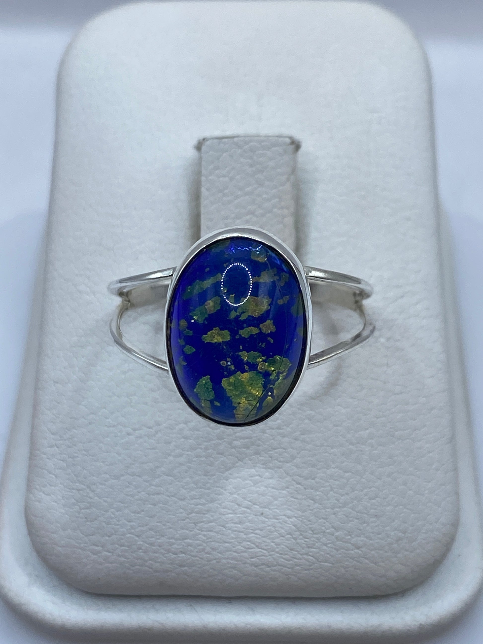 Anillo de plata .950 con lapislázuli azul y vetas de pirita en estuche blanco
