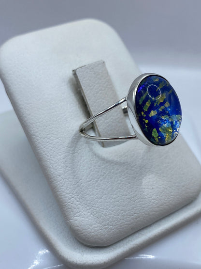 Detalle del lapislázuli azul profundo con inclusiones doradas en anillo solitario