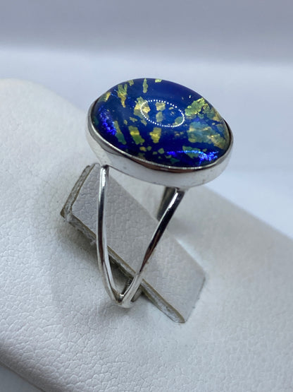 Anillo de plata minimalista con piedra lapislázuli en dedo de mujer