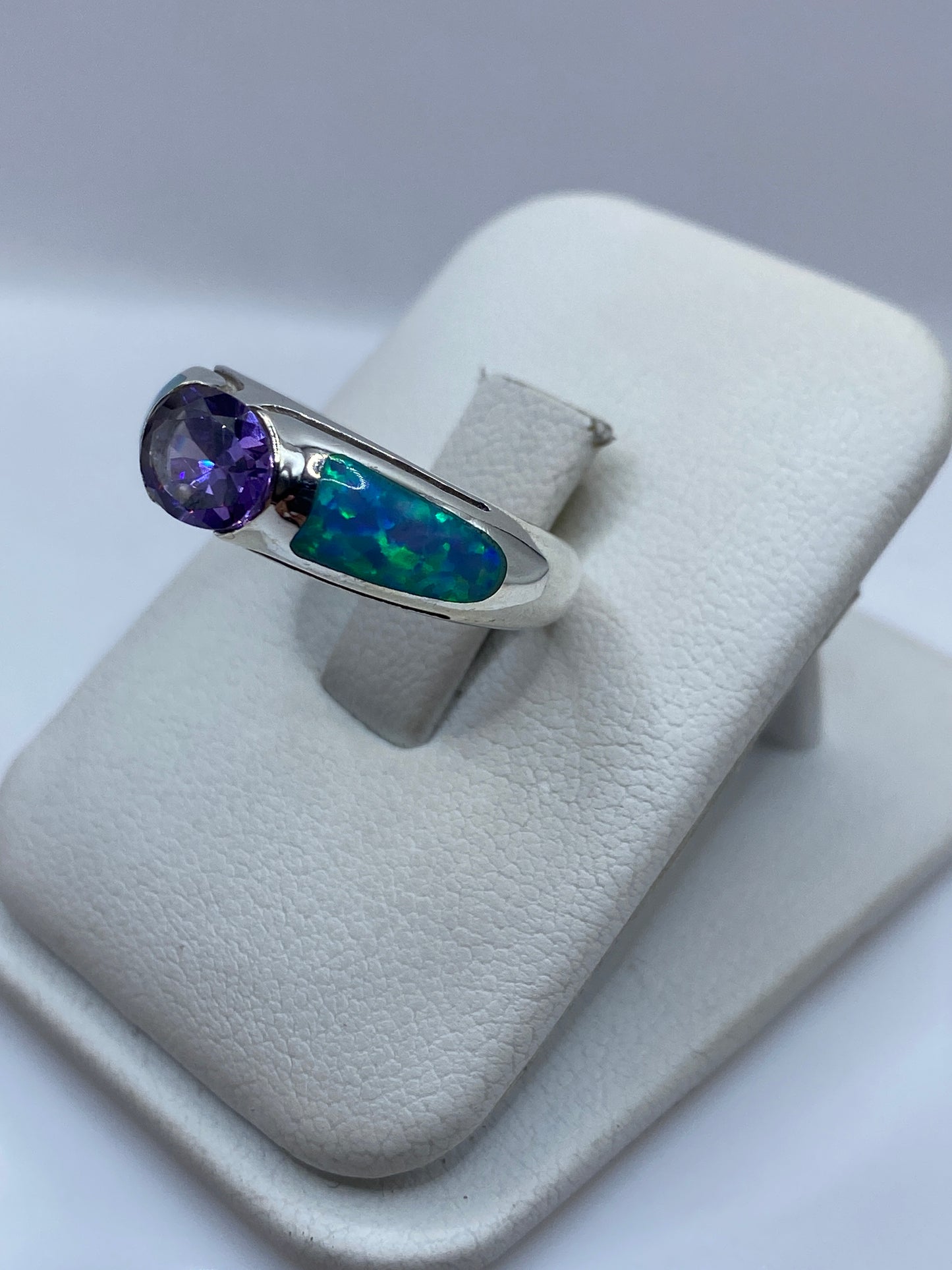 Vista frontal del anillo unisex con ópalo de fuego engastado en plata pura de Taxco