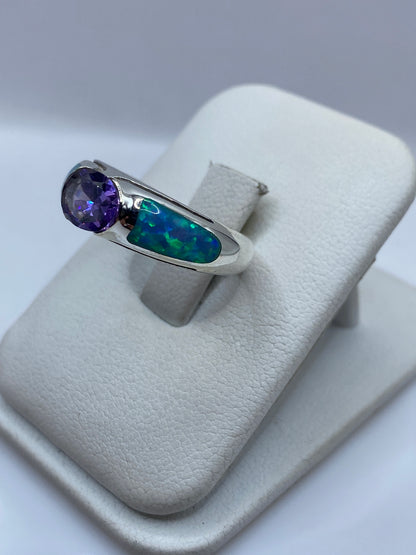 Vista frontal del anillo unisex con ópalo de fuego engastado en plata pura de Taxco
