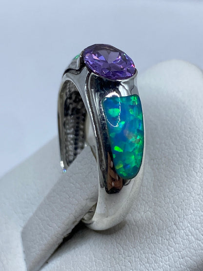 Detalle lateral del anillo mostrando el acabado pulido espejo y la profundidad del ópalo azul